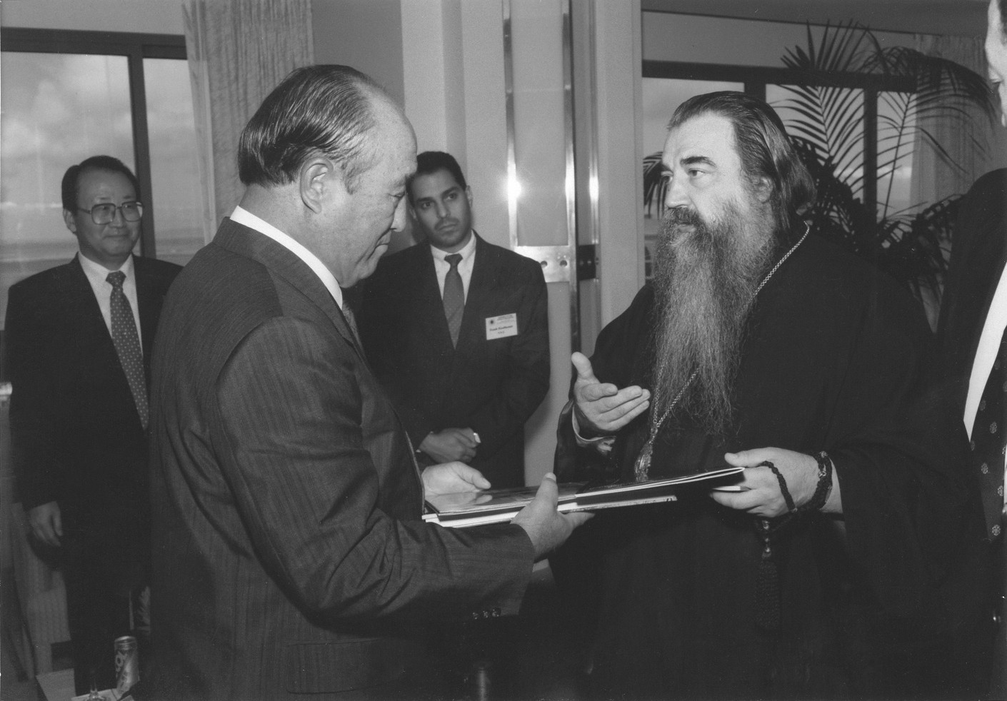 Доктор Мун зустрічається з митрополитом Філаретом, Патріаршим екзархом усієї Білорусії, 1990 рік