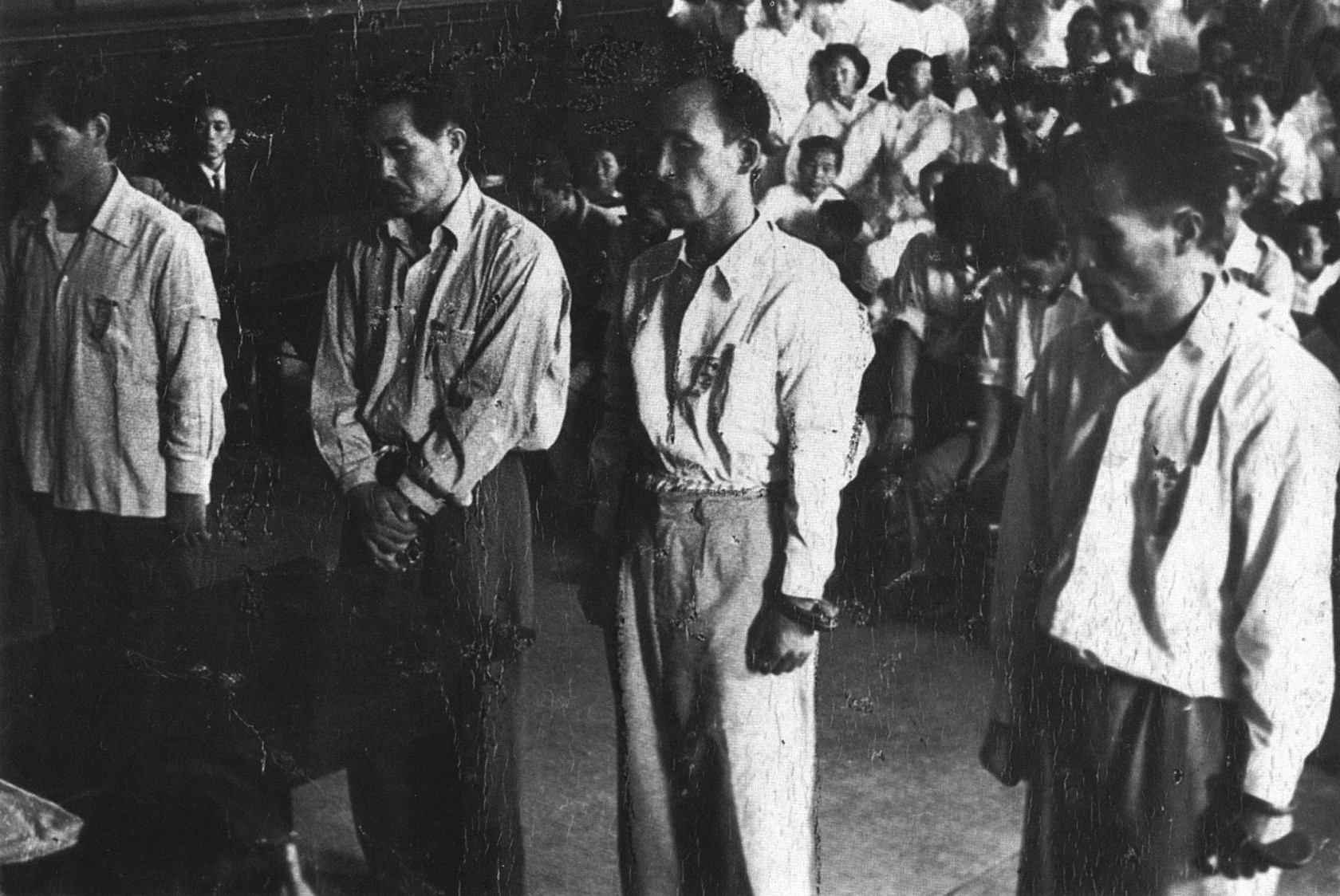 Докторові Муну та його послідовникам зачитують вирок в суді в Сеулі, 1955 рік