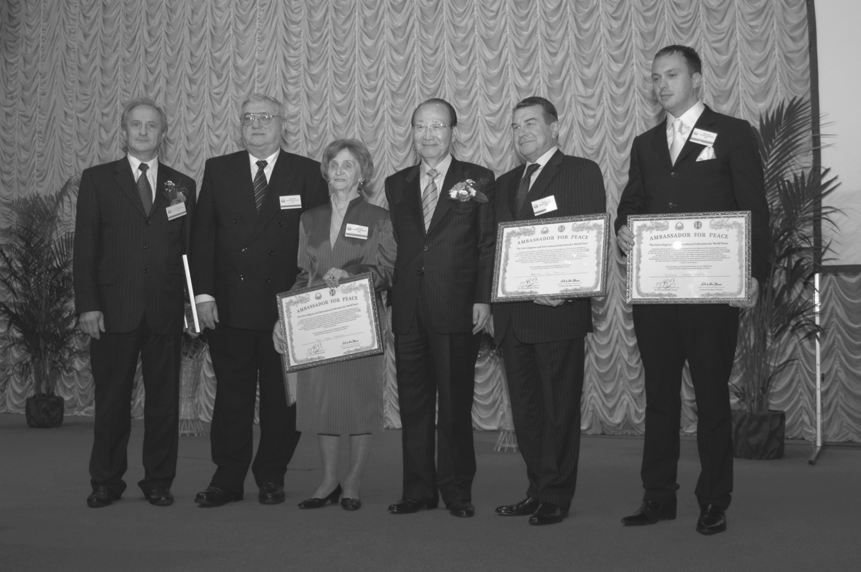 Посли миру отримують нагороду під час установчої конференції UPF у Києві в 2005 році