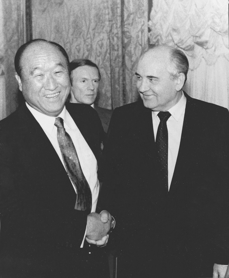 Президент Михайло Горбачов вітає в Кремлі доктора Муна