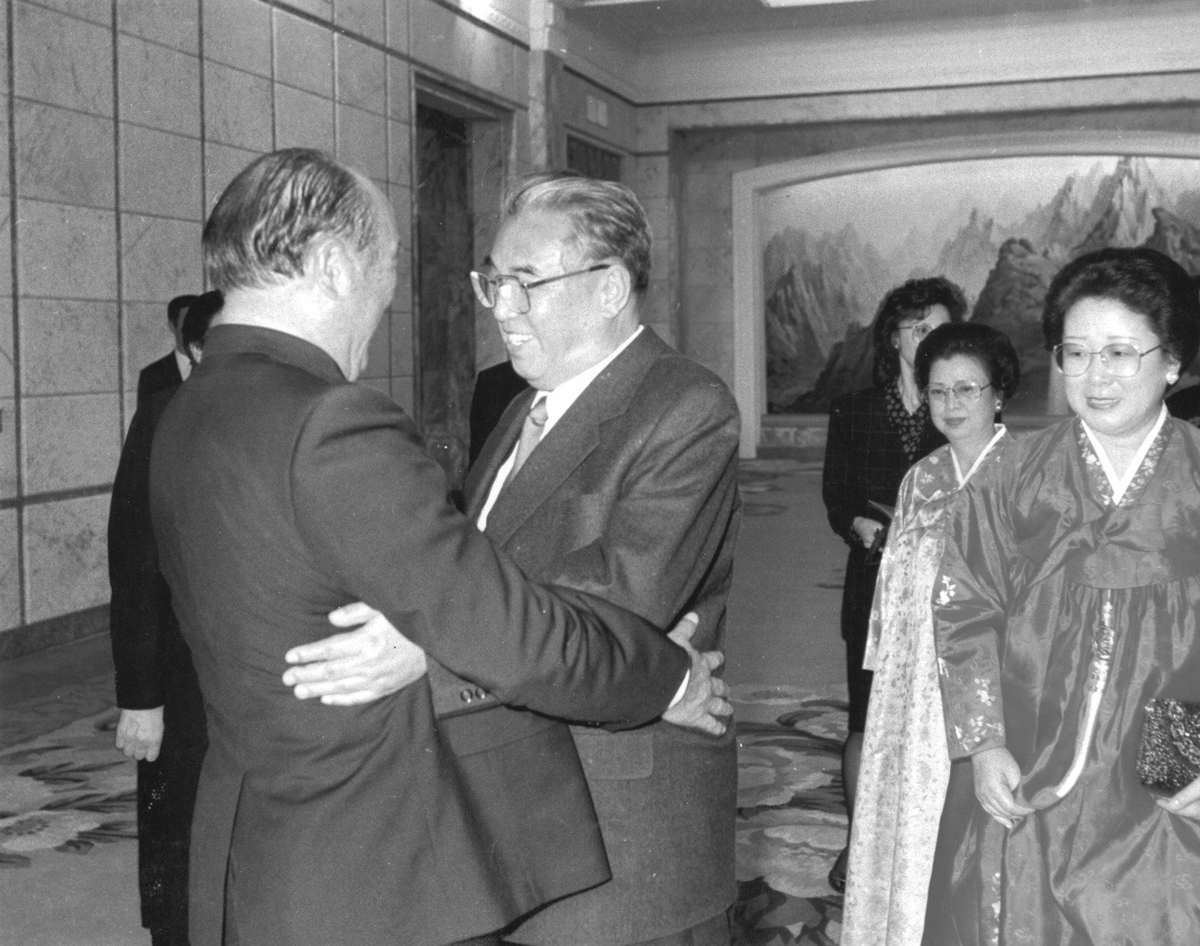 6 грудня 1991 року на запрошення Президента Кім Ір Сена доктор Мун та його дружина відвідали  Пхеньян, Північна Корея