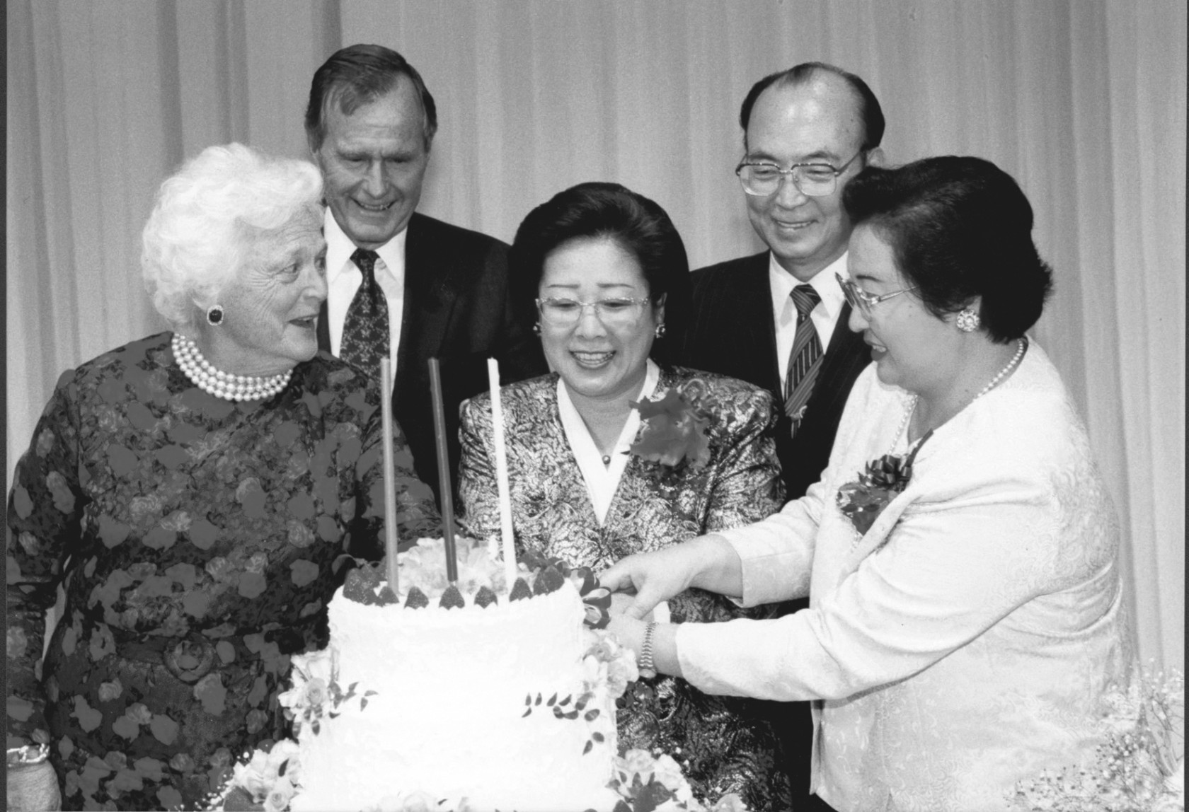 У 1995 році пані Мун супроводжували колишній Президент США Джордж Г.В. Буш і його дружина Барбара