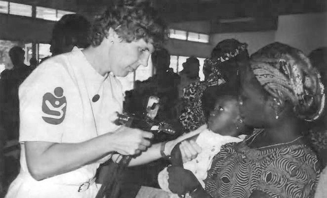 Медсестра IRFF Рут Робінсон проводить вакцинацію дитини проти жовтої лихоманки в Кот-Д’Івуар, 1985 рік