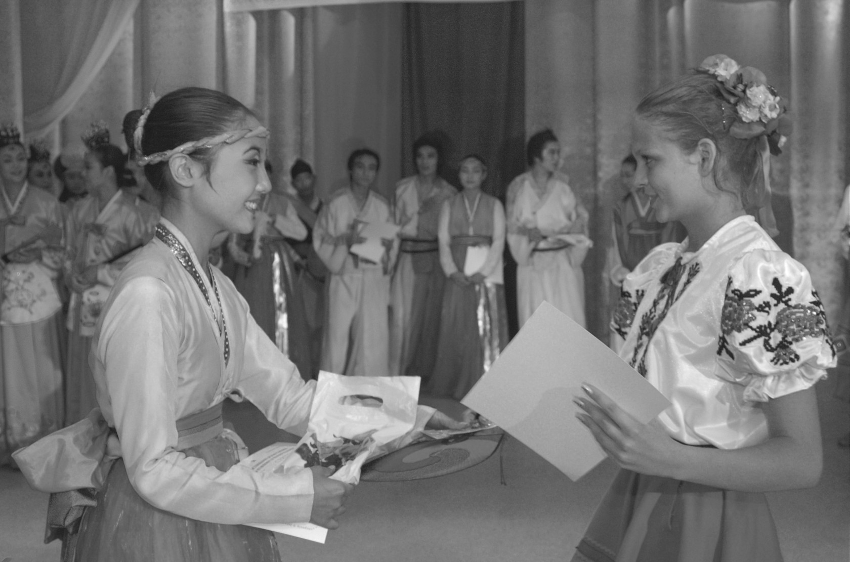 Церемонія встановлення сестринських стосунків між танцюристками Кореї та України,  Обухів, 2006 рік
