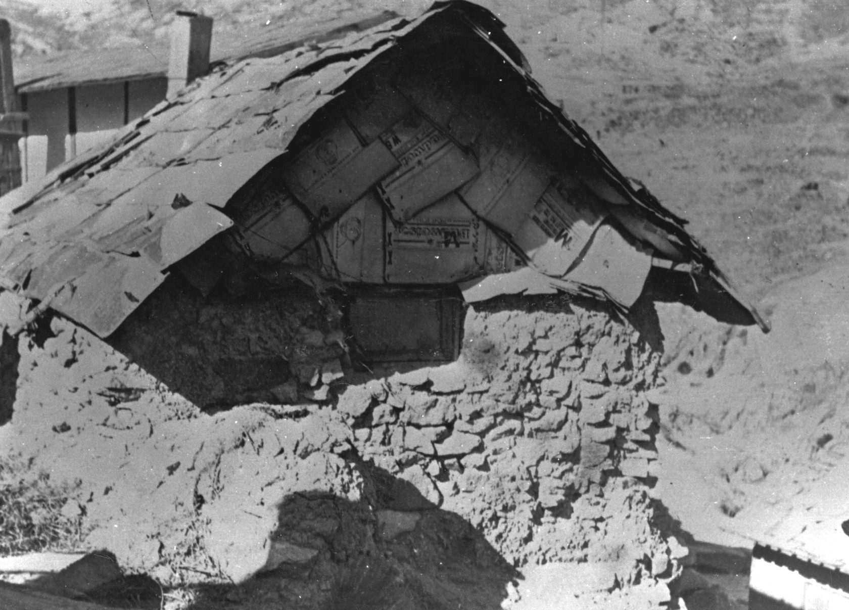 Хатинка з глиняними стінами, яку доктор Мун побудував на початку 1951 року з картонних коробок