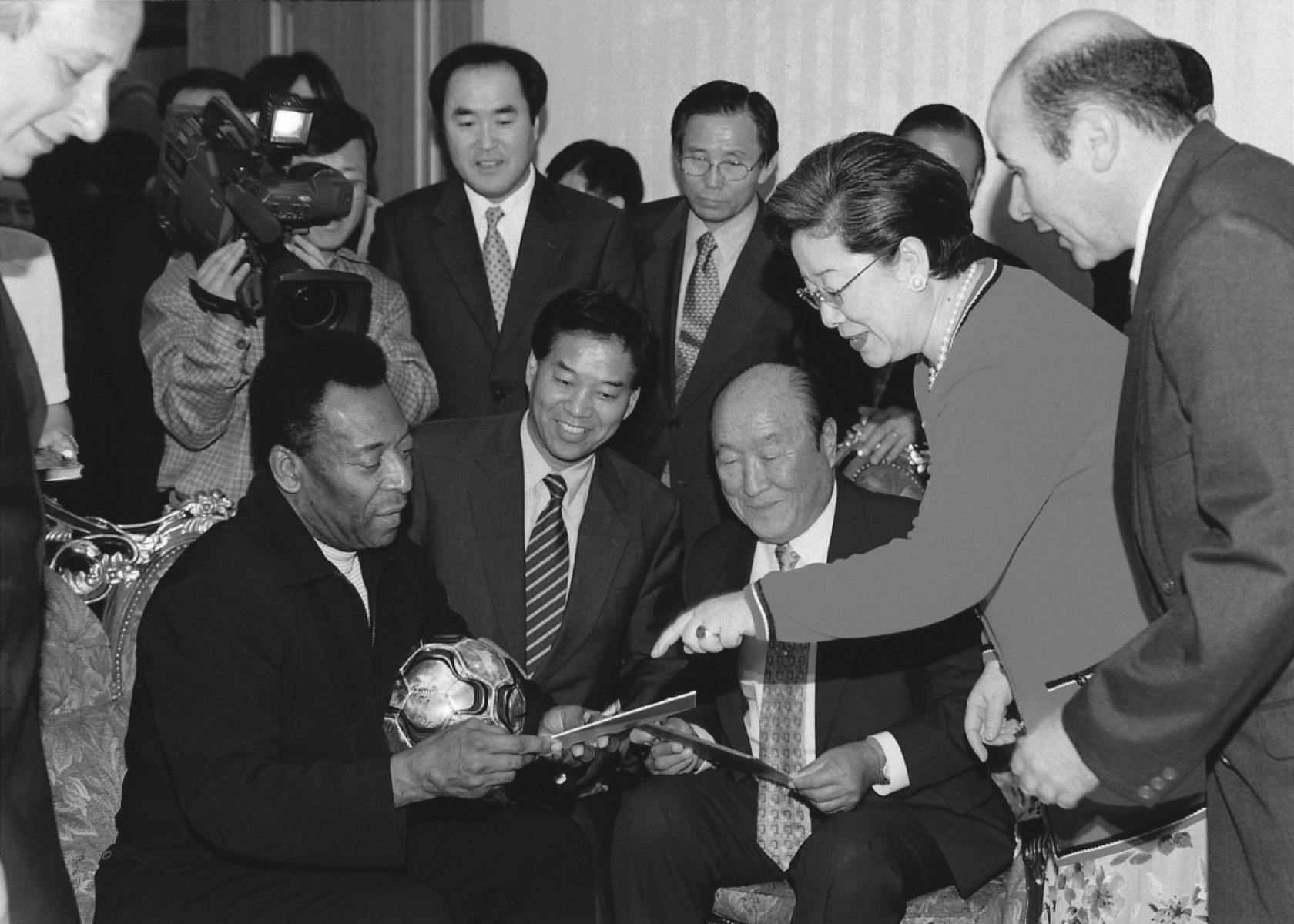 4 червня 2002 року король футболу Пеле відвідав резиденцію доктора Муна в Кореї