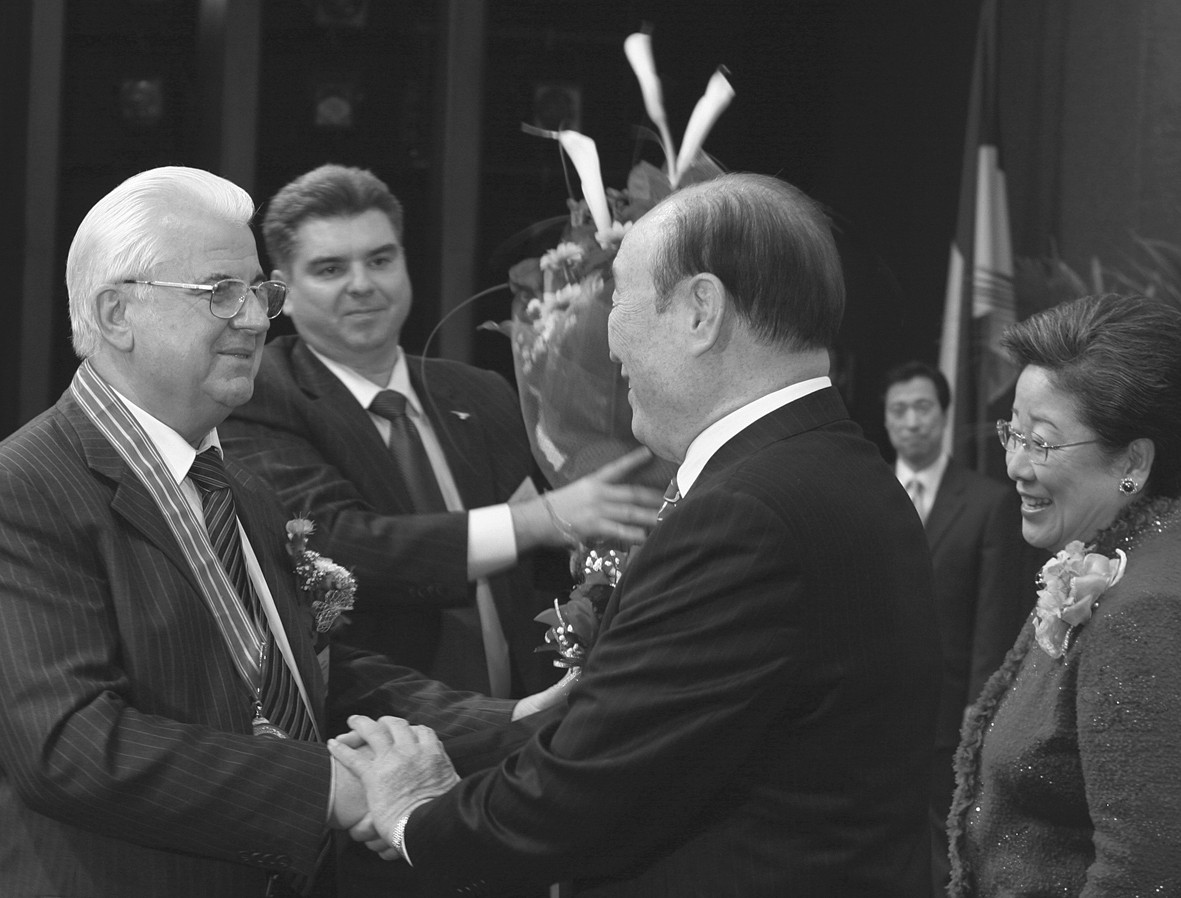 Президент України Леонід Кравчук вітає доктора Муна в Києві 20 жовтня 2005 року