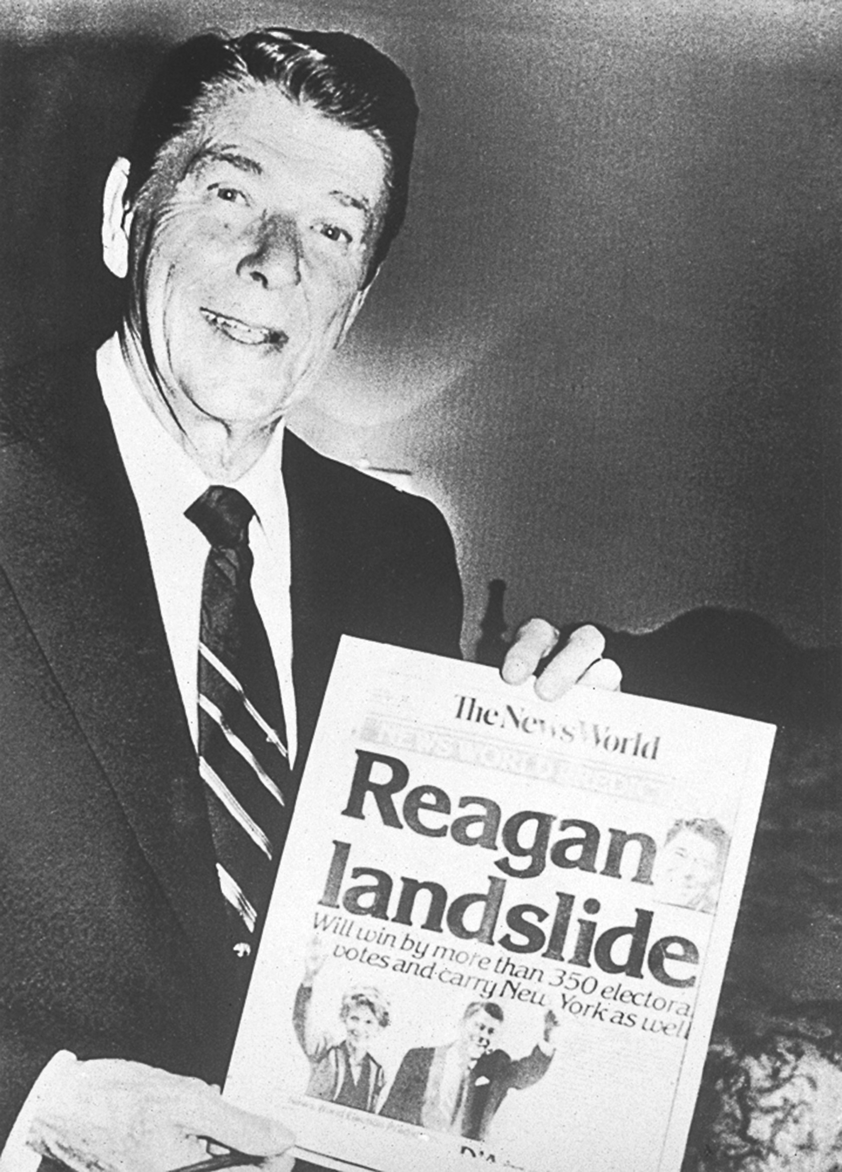 Рональд Рейган показує «Ньюз ворлд» із заголовком «Переконлива перемога Рейгана»