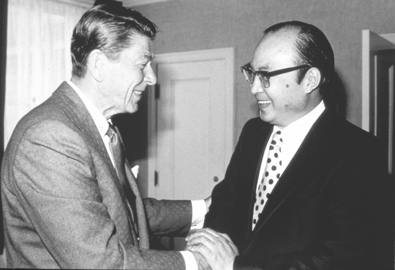Доктор Пак Бо Хі зустрічається з кандидатом у президенти Рейганом