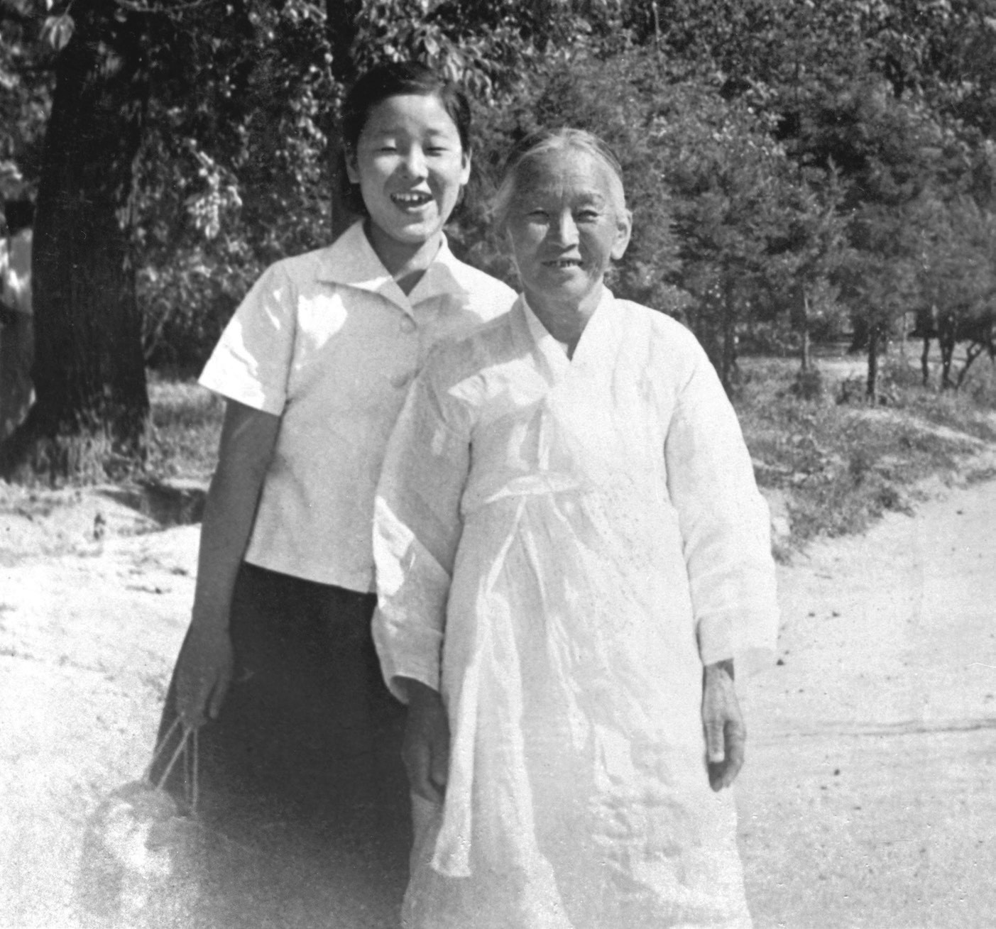 Учениця середньої школи Хан Хак Джа зі своєю бабусею