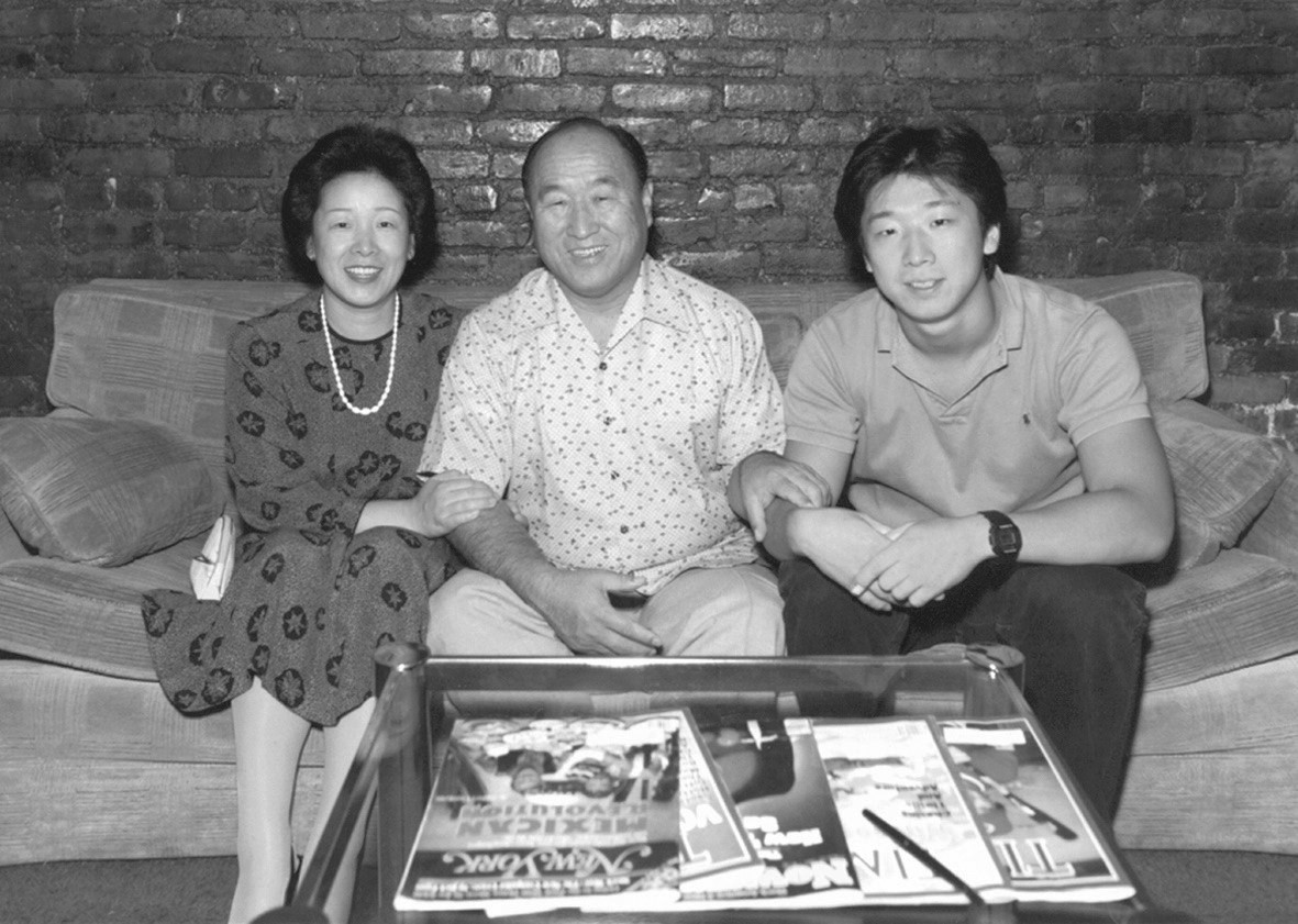 Батько і Мати Муни з Хьо Джином у реабілітаційному центрі.jpg