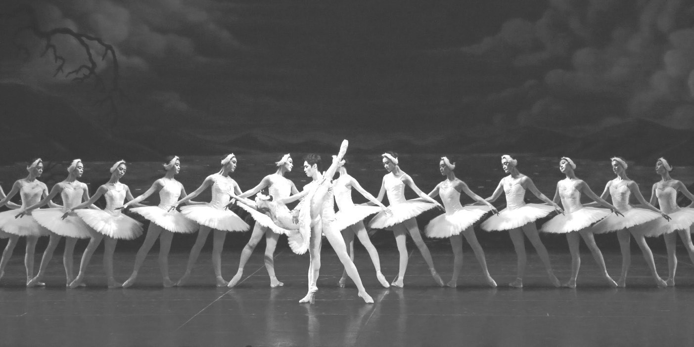 Сцена з «Лебединого озера» у виконанні «Юніверсал-балет».jpg