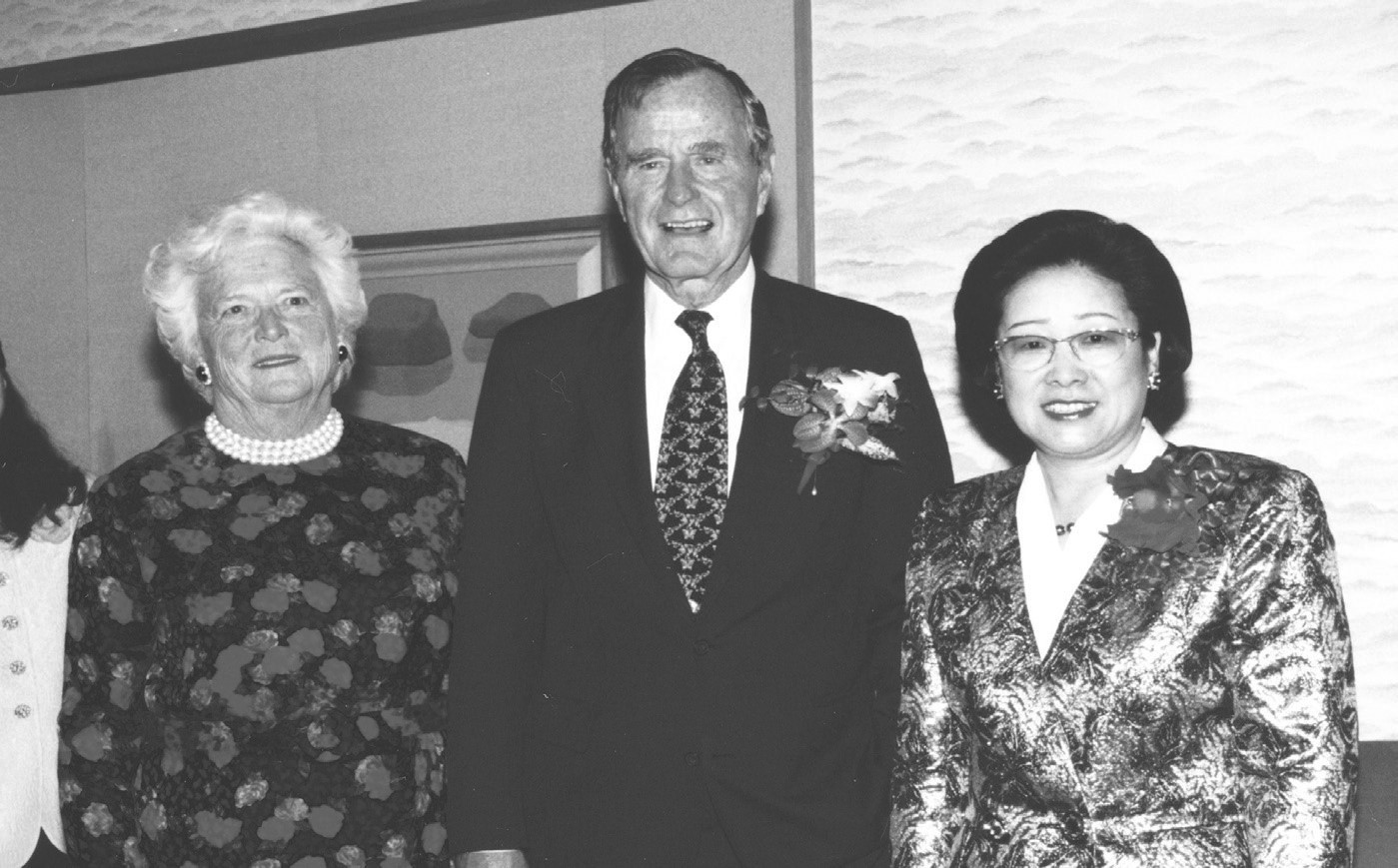 Мати Мун із Джорджем і Барбарою Бушами.jpg