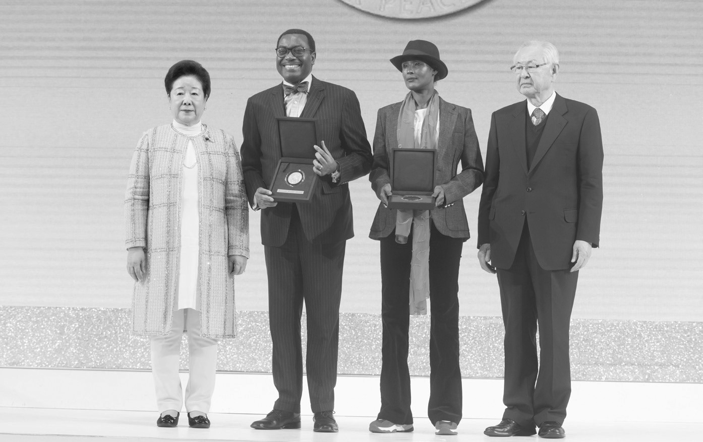 9 лютого 2019 року: лауреати третьої Премії миру Санхак — Варіс Дірі, та Акінвумі А. Адезіна.jpg